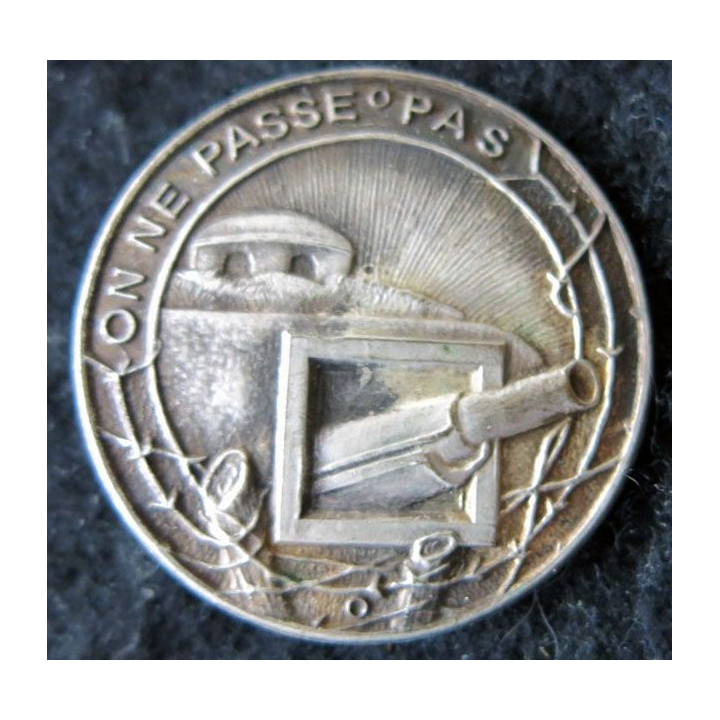 MAGINOT : insigne de béret de la ligne MAGINOT "on ne passe pas" canon à droite 36 mm ciel radié