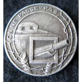 MAGINOT : insigne de béret de la ligne MAGINOT "on ne passe pas" canon à droite 36 mm ciel radié