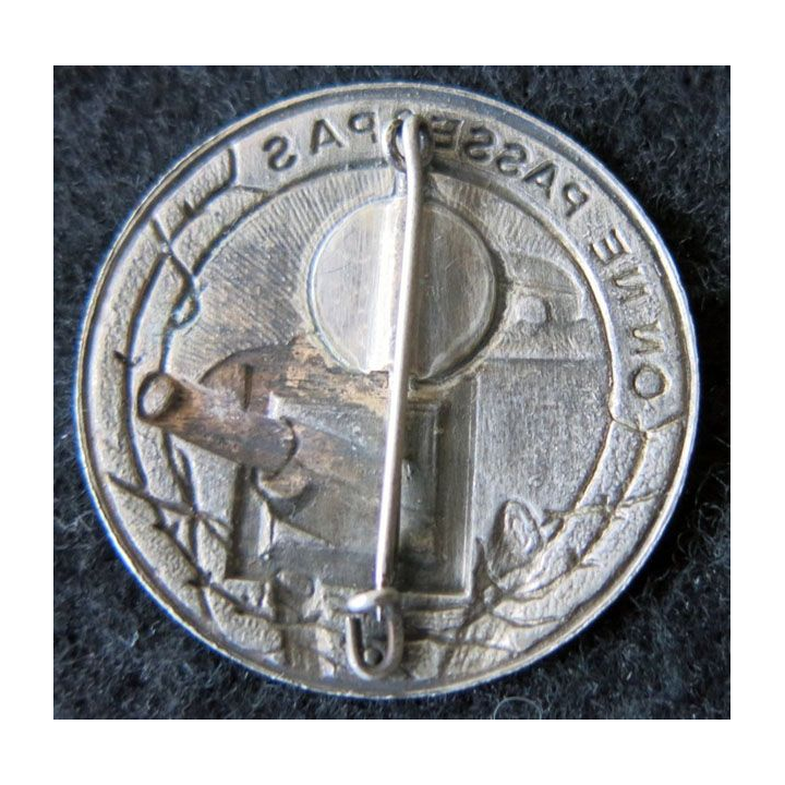 MAGINOT : insigne de béret de la ligne MAGINOT "on ne passe pas" canon à droite 36 mm ciel radié
