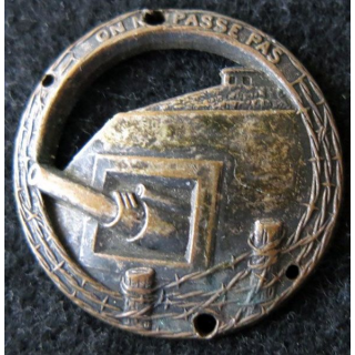 MAGINOT : insigne de béret de la ligne MAGINOT "on ne passe pas" ABPD bombé 37 mm