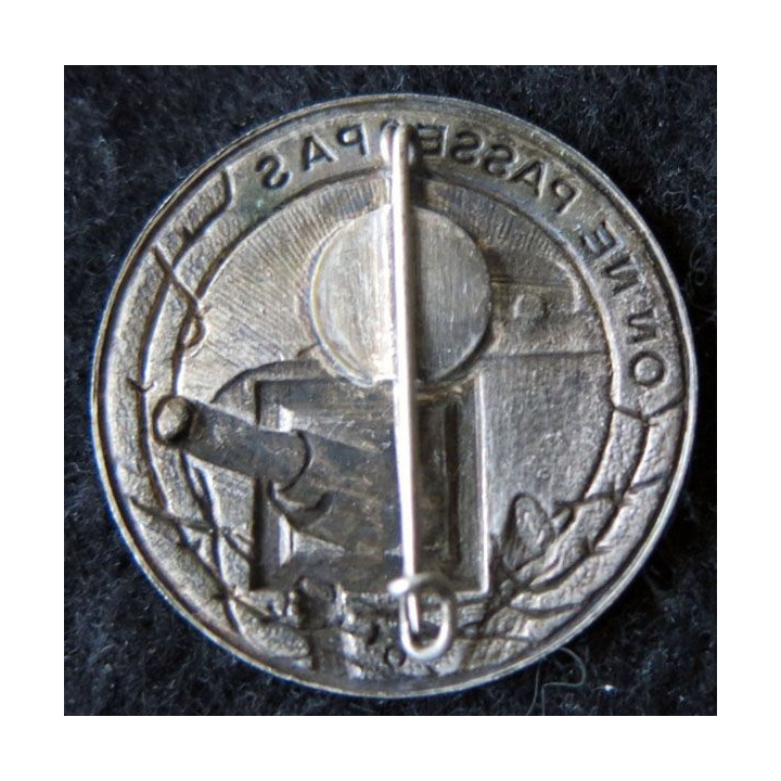 MAGINOT : insigne de béret de la ligne MAGINOT "on ne passe pas" canon à droite 36 mm ciel radié