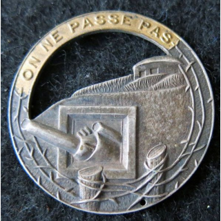 MAGINOT : insigne de béret de la ligne MAGINOT "on ne passe pas" ajouré plat 35 mm