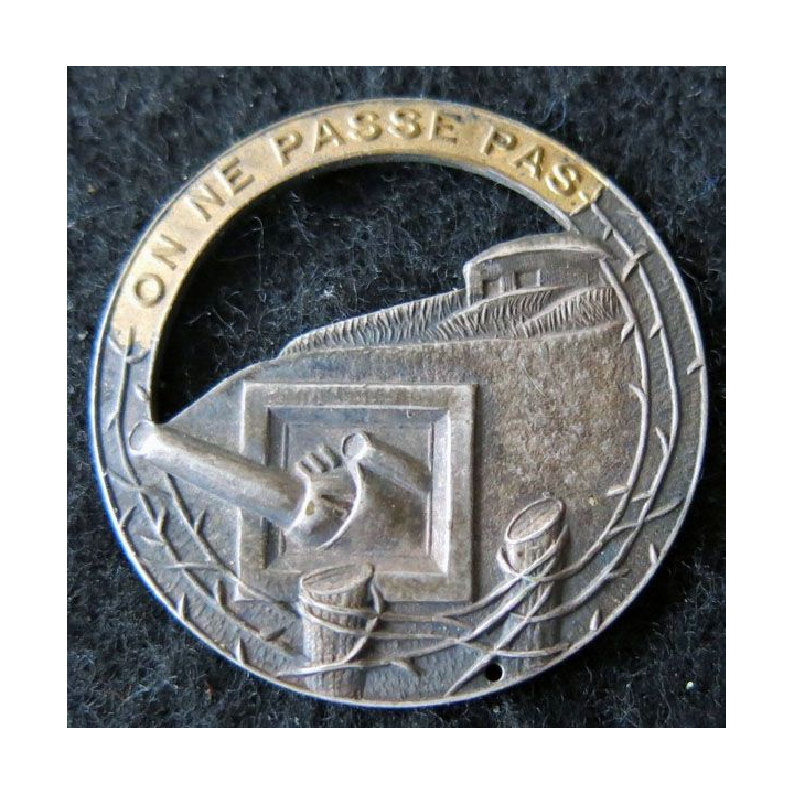 MAGINOT : insigne de béret de la ligne MAGINOT "on ne passe pas" ajouré plat 35 mm