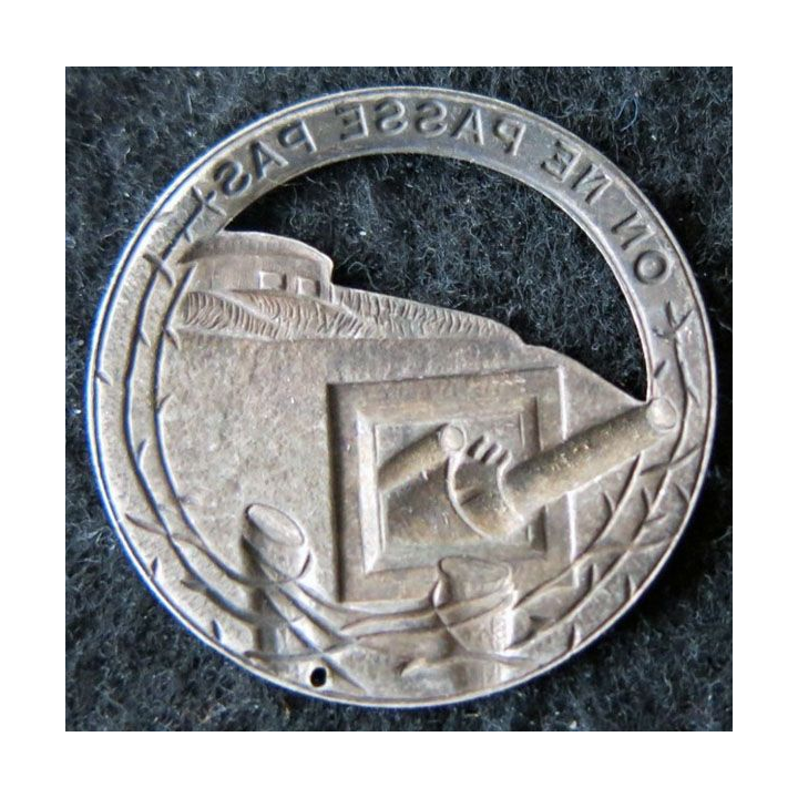 MAGINOT : insigne de béret de la ligne MAGINOT "on ne passe pas" ajouré plat 35 mm