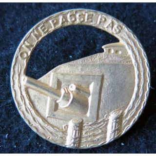 MAGINOT : insigne de béret doré de la ligne MAGINOT "on ne passe pas" ajouré plat 35 mm