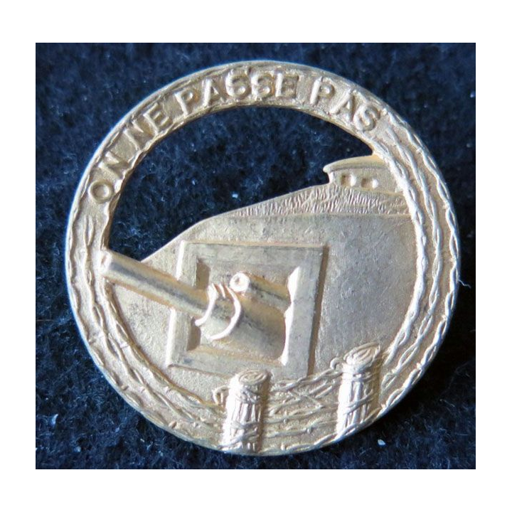 MAGINOT : insigne de béret doré de la ligne MAGINOT "on ne passe pas" ajouré plat 35 mm