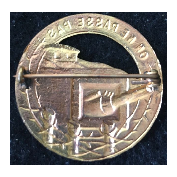 MAGINOT : insigne de béret doré de la ligne MAGINOT "on ne passe pas" ajouré plat 35 mm