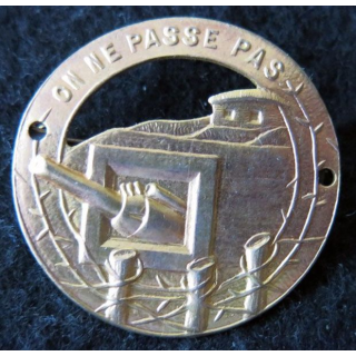 MAGINOT : insigne de béret doré de la ligne MAGINOT "on ne passe pas" ajouré plat 35 mm