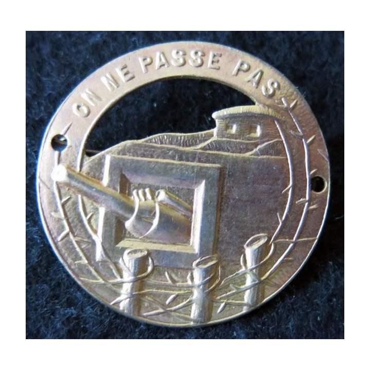 MAGINOT : insigne de béret doré de la ligne MAGINOT "on ne passe pas" ajouré plat 35 mm