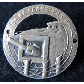 MAGINOT : insigne de béret argenté de la ligne MAGINOT "on ne passe pas" ajouré plat 35 mm