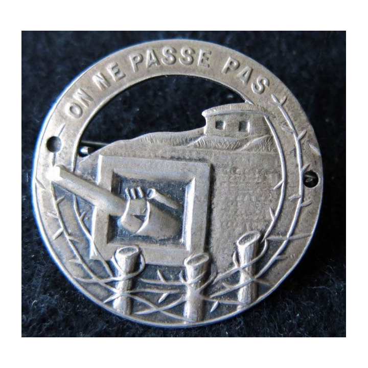MAGINOT : insigne de béret argenté de la ligne MAGINOT "on ne passe pas" ajouré plat 35 mm