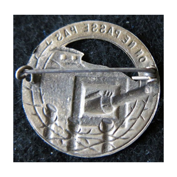 MAGINOT : insigne de béret argenté de la ligne MAGINOT "on ne passe pas" ajouré plat 35 mm