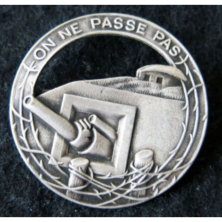 MAGINOT : insigne de béret argenté de la ligne MAGINOT "on ne passe pas" ajouré plat 35,5 mm