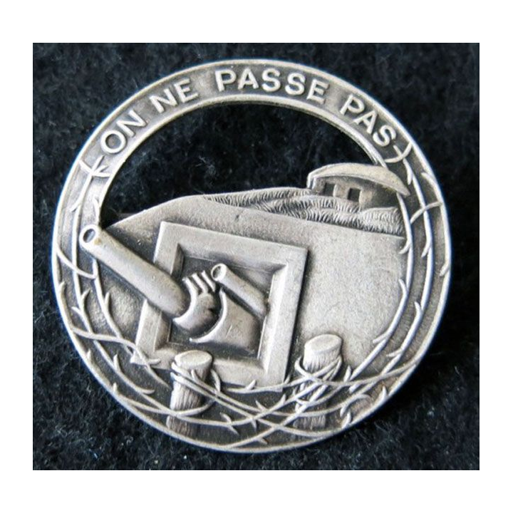 MAGINOT : insigne de béret argenté de la ligne MAGINOT "on ne passe pas" ajouré plat 35,5 mm