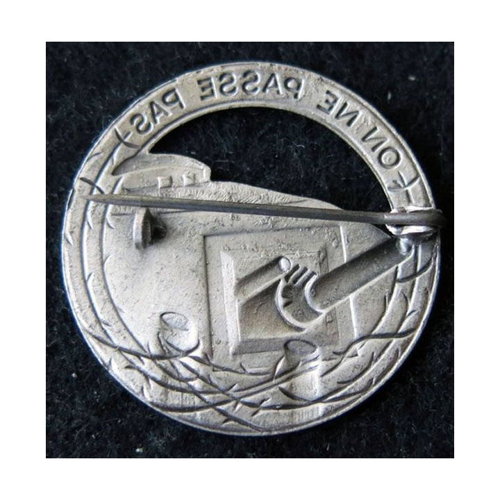 MAGINOT : insigne de béret argenté de la ligne MAGINOT "on ne passe pas" ajouré plat 35,5 mm