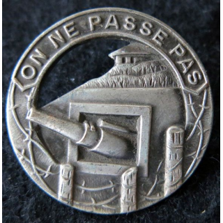 MAGINOT : insigne de béret argenté de la ligne MAGINOT "on ne passe pas" ajouré plat 36 mm