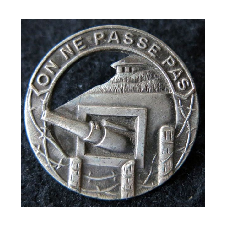 MAGINOT : insigne de béret argenté de la ligne MAGINOT "on ne passe pas" ajouré plat 36 mm