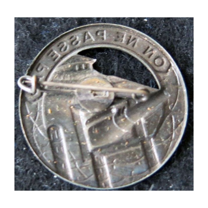 MAGINOT : insigne de béret argenté de la ligne MAGINOT "on ne passe pas" ajouré plat 36 mm