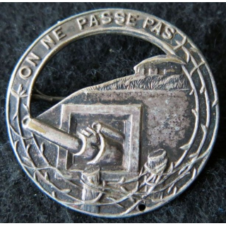 MAGINOT : insigne de béret argenté de la ligne MAGINOT "on ne passe pas" ajouré plat 35,5 mm