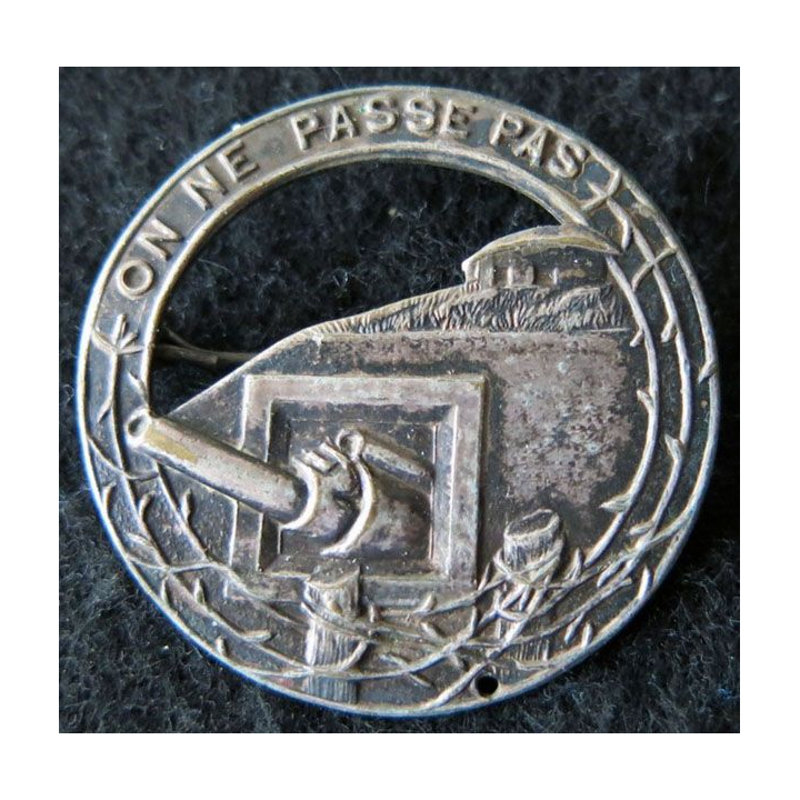MAGINOT : insigne de béret argenté de la ligne MAGINOT "on ne passe pas" ajouré plat 35,5 mm