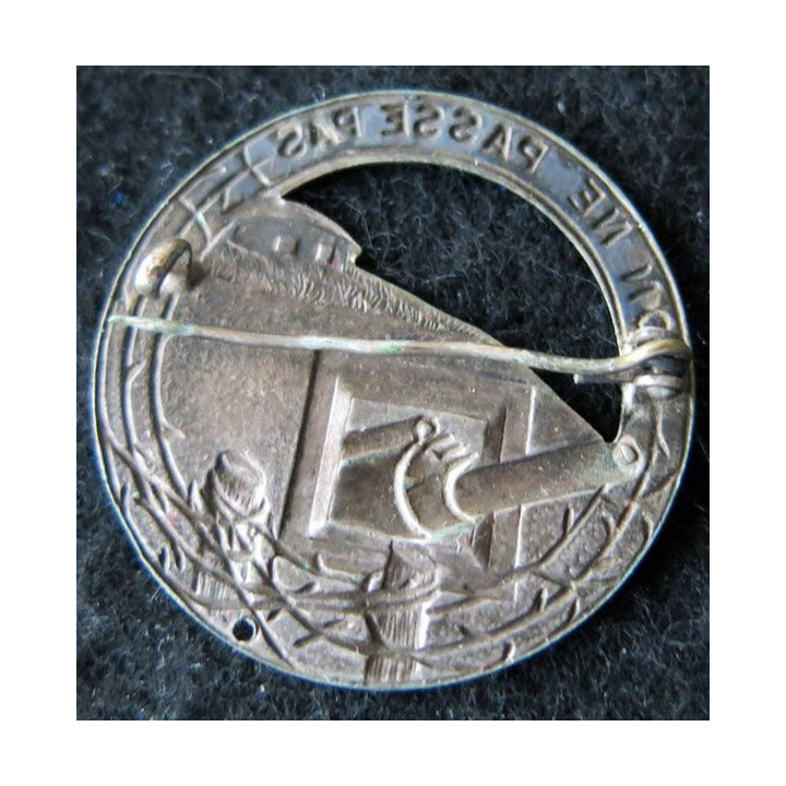 MAGINOT : insigne de béret argenté de la ligne MAGINOT "on ne passe pas" ajouré plat 35,5 mm
