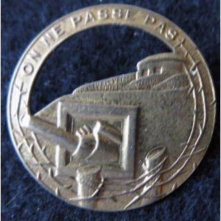 MAGINOT : insigne de béret doré de la ligne MAGINOT "on ne passe pas" ajouré plat 35,5 mm