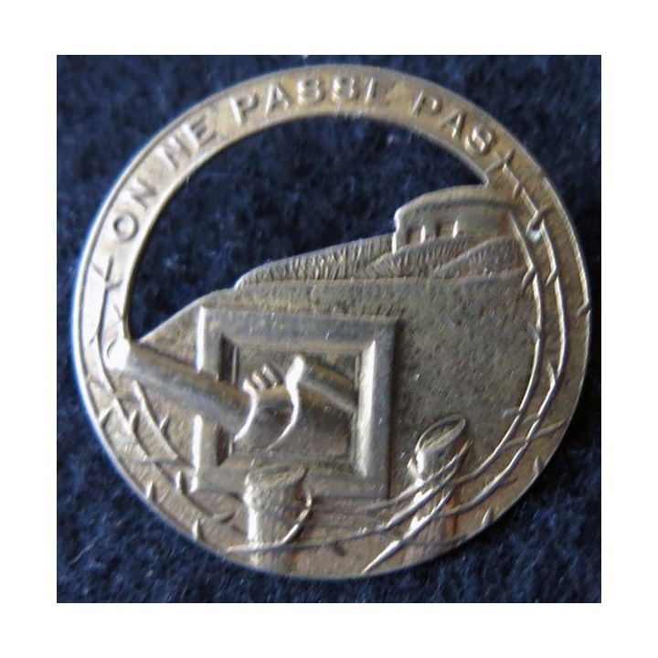 MAGINOT : insigne de béret doré de la ligne MAGINOT "on ne passe pas" ajouré plat 35,5 mm