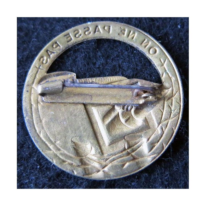 MAGINOT : insigne de béret doré de la ligne MAGINOT "on ne passe pas" ajouré plat 35,5 mm