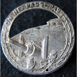 MAGINOT : insigne de béret argenté de la ligne MAGINOT "on ne passe pas" ajouré plat 35,5 mm