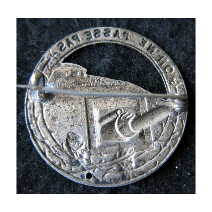 MAGINOT : insigne de béret argenté de la ligne MAGINOT "on ne passe pas" ajouré plat 35,5 mm