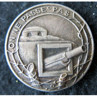 MAGINOT : insigne de béret de la ligne MAGINOT "on ne passe pas" canon à droite 36 mm ciel radié