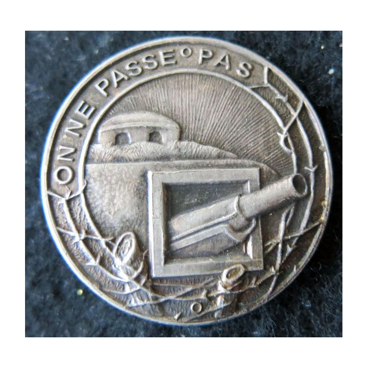 MAGINOT : insigne de béret de la ligne MAGINOT "on ne passe pas" canon à droite 36 mm ciel radié