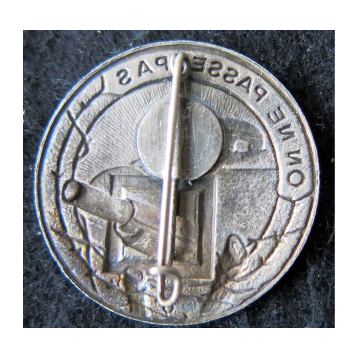 MAGINOT : insigne de béret de la ligne MAGINOT "on ne passe pas" canon à droite 36 mm ciel radié