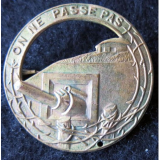 MAGINOT : insigne de béret argenté de la ligne MAGINOT "on ne passe pas" ajouré plat 35,5 mm