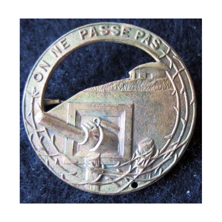 MAGINOT : insigne de béret argenté de la ligne MAGINOT "on ne passe pas" ajouré plat 35,5 mm