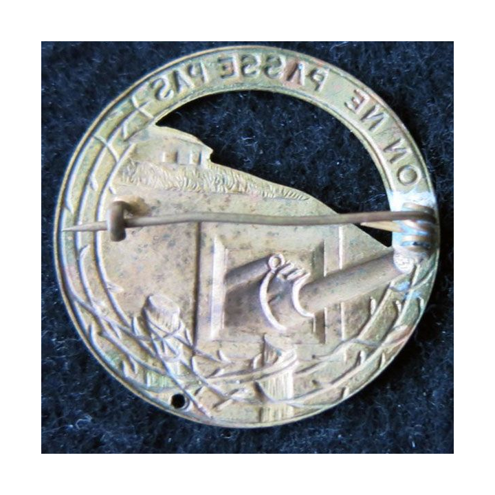 MAGINOT : insigne de béret argenté de la ligne MAGINOT "on ne passe pas" ajouré plat 35,5 mm