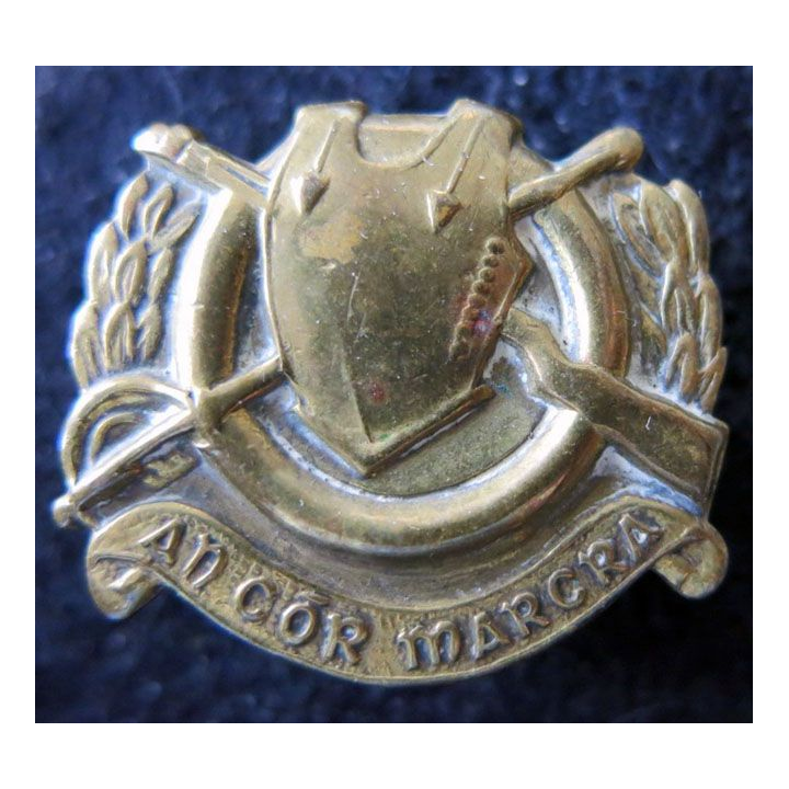 IRLANDE : insigne métallique du Cavalery Corps irish ( An Cór Marcra ) embouti