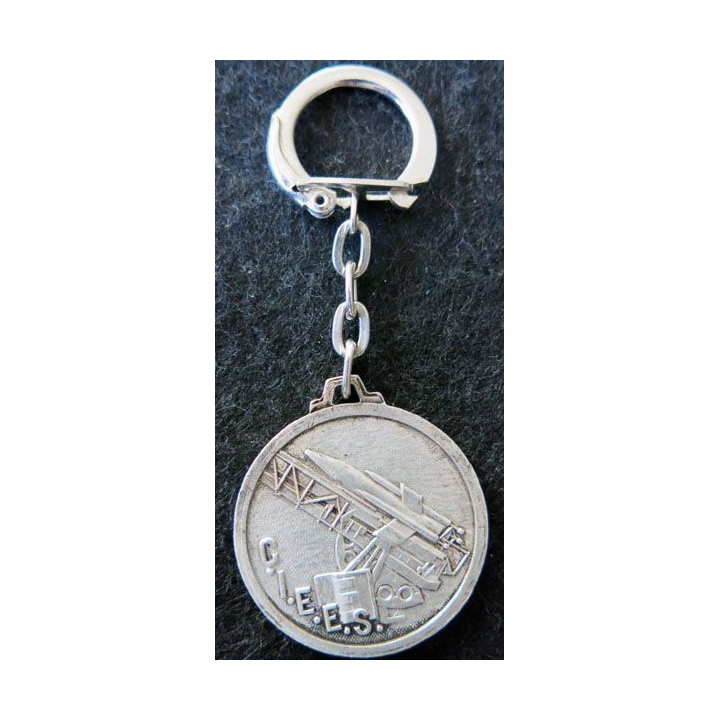 CIEES : Porte clés du centre interarmées d'essais d'engins spéciaux Courtois hauteur 34 mm en émail sable foncé