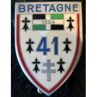 41° RI : insigne métallique du 41° régiment d'infanterie chiffres fins dos lisse