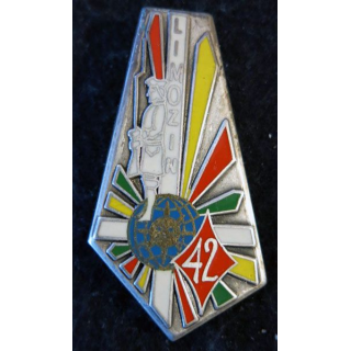 42° RI : Insigne métallique du 42° régiment d'infanterie LIMOZIN  Fraisse Paris G. 3089 coiffe blanche
