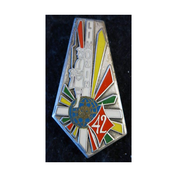 42° RI : Insigne métallique du 42° régiment d'infanterie LIMOZIN  Fraisse Paris G. 3089 coiffe blanche