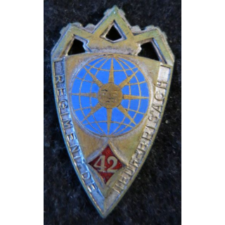 42° RI : Insigne métallique du 42° régiment d'infanterie de fabrication Arémail dos grenu en émail attache cassée