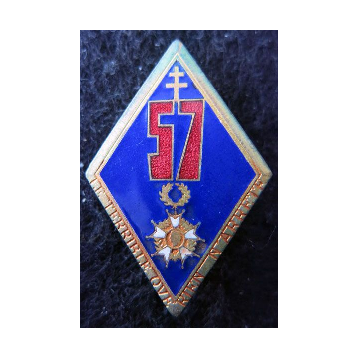 57° RI : insigne du 57° régiment d'infanterie Drago Beranger Paris de 1945 en émail