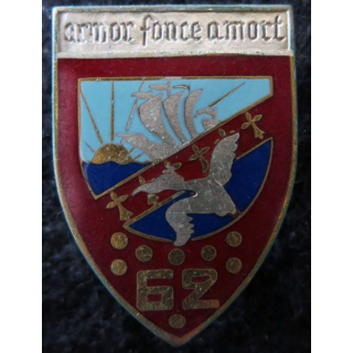 62° RI : insigne métallique du 62° régiment d'infanterie de fabrication Drago Paris dos guilloché