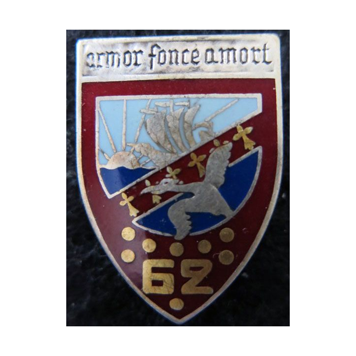 62° RID : insigne métallique du 62° régiment d'infanterie divisionnaire de fabrication Drago Noisiel dos guilloché embouti