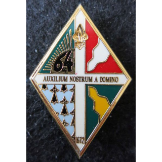64° RI : insigne métallique du 64° régiment d'infanterie de fabrication Balme Saumur G. 3713