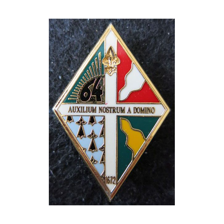 64° RI : insigne métallique du 64° régiment d'infanterie de fabrication Balme Saumur G. 3713