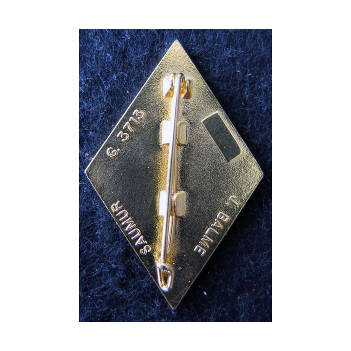 64° RI : insigne métallique du 64° régiment d'infanterie de fabrication Balme Saumur G. 3713