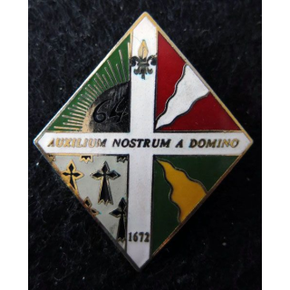 64° RI : insigne métallique du 64° régiment d'infanterie de fabrication GF en émail