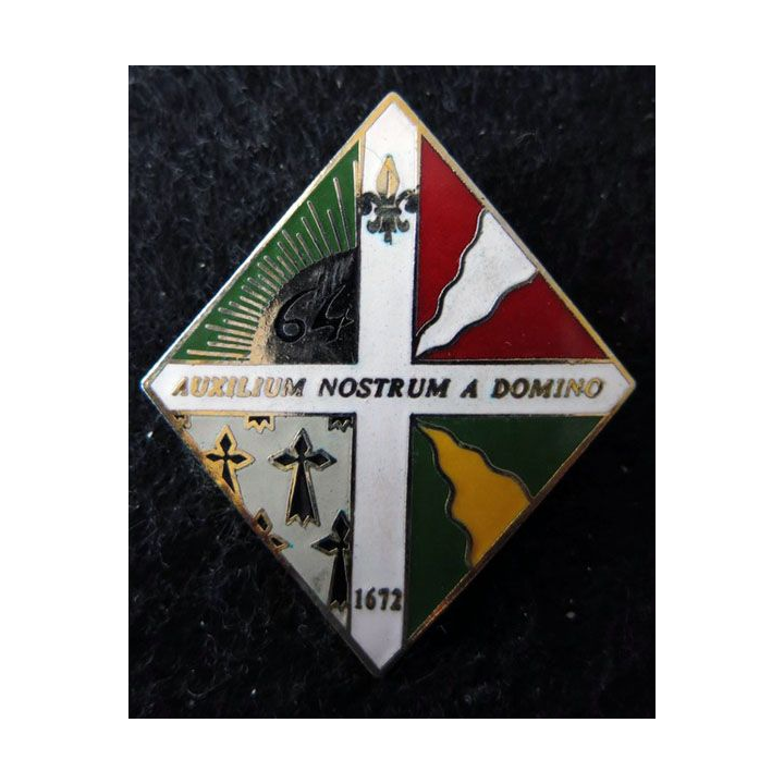 64° RI : insigne métallique du 64° régiment d'infanterie de fabrication GF en émail